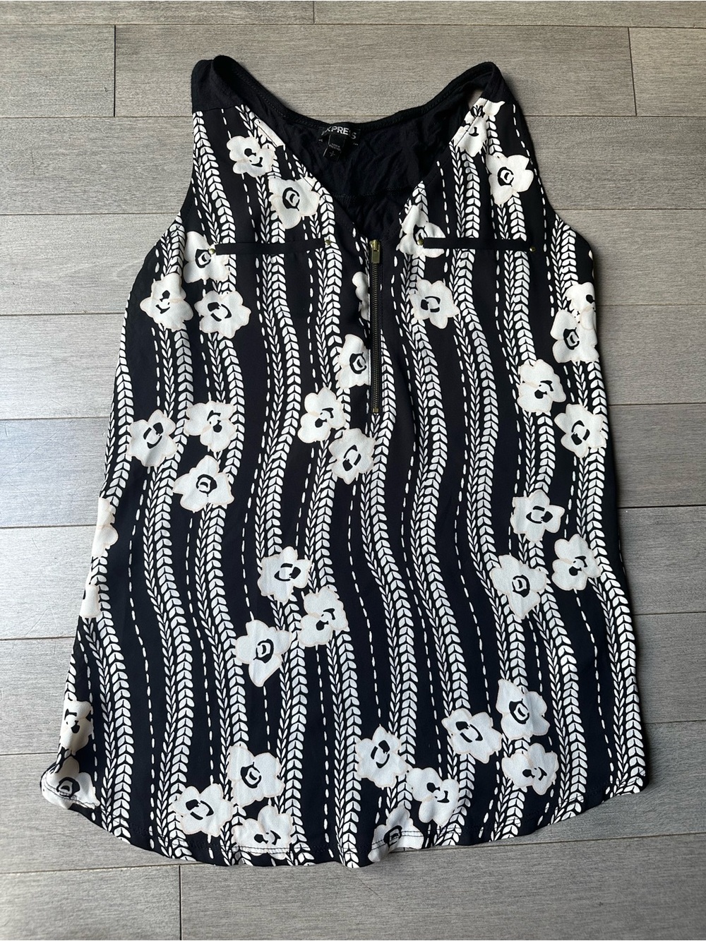Women’s Express Black And White Floral Zip Front Sleeveless Blouse Business S